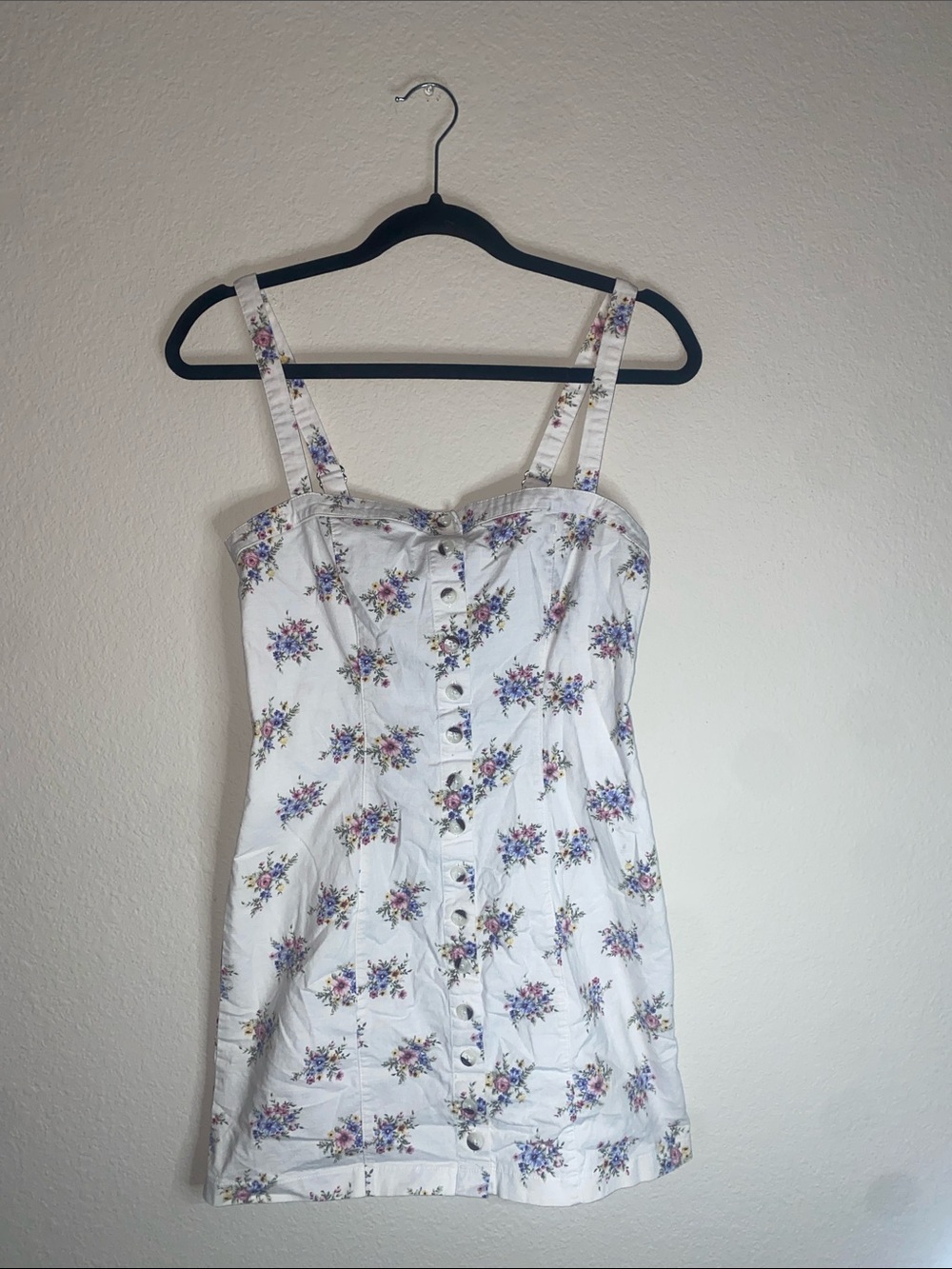 💋Adorable white dress with floral details that singes in the back! - Picture 3 of 9